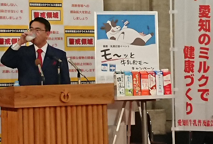 Governor Hideaki Omura promotes increased consumption by drinking milk Governor Hideaki Omura promotes increased consumption by drinking milk at Aichi Prefectural Office on December 28, 2021 at 4:18 p.m. Photo by Shiho Sakai