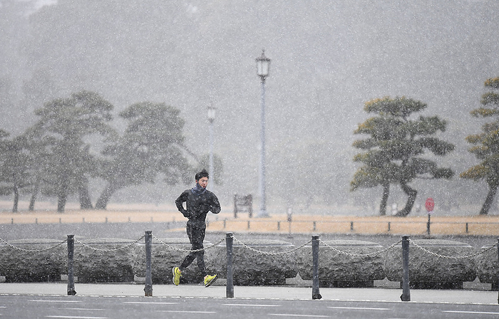 People running around the Imperial Palace in the snow People running around the Imperial Palace in the snow at 0:02 p.m. on January 6, 2022 in Chiyoda ku, Tokyo. 1 minute, photo by Ririko Maeda