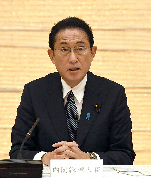 Prime Minister Fumio Kishida announces the application of priority measures to prevent the spread of the new coronavirus in Hiroshima, Yamaguchi and Okinawa prefectures at a meeting of the Headquarters for Disease Control and Prevention. Prime Minister Fumio Kishida announces the application of priority measures to prevent the spread of the new coronavirus to Hiroshima, Yamaguchi, and Okinawa prefectures at a meeting of the task force on the new coronavirus infection in 2022 at the Prime Minister s official residence. Photo by Miki Takeuchi, 4:13 p.m., January 7, 2010