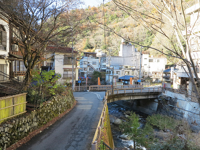 The quiet atmosphere of the Shimobe Onsen Hot Spring Resort, with its rows of inns along the Shimobe River flowing between the mountains, remains. The quiet atmosphere of the Shimobe Onsen Hot Spring Resort, with its rows of inns along the Shimobe River that flows between the mountains, will be preserved in Minobu Town in December 2021. Photographed by Satoru Yamamoto at 1:45 p.m. on January 9.