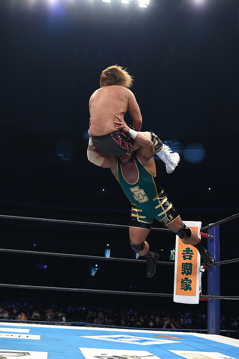 2022 New Japan Pro Wrestling Tokyo Dome Tetsuya Naito and Jeff Cobb compete during the Special Single match of the New Japan Pro Wrestling WRESTLE KINGDOM in TOKYO DOME at Tokyo Dome in Tokyo, Japan, January 5, 2022.  Photo by New Japan Pro Wrestling AFLO  Special Single match Naito vs.