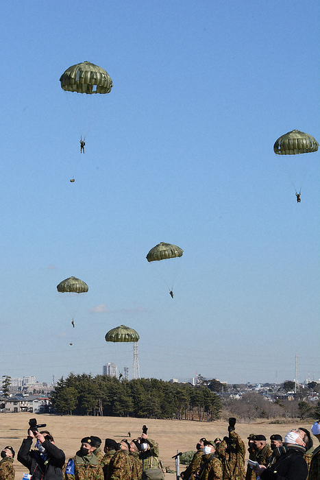 Paratroopers parachute down one after another. Paratroopers parachute down one after another at the Narashino Training Ground of the Ground Self Defense Force on the afternoon of January 13, 2022. Photo by Yoshitake Matsuura at 0:01 a.m.
