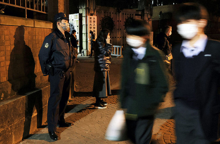 Three students stabbed at Todai test site Police officers stand guard near the main gate of the University of Tokyo s Yayoi campus, where the incident occurred, as students come out to take exams. Photo by Yohei Koide at 6:34 p.m. on January 5, 2022.