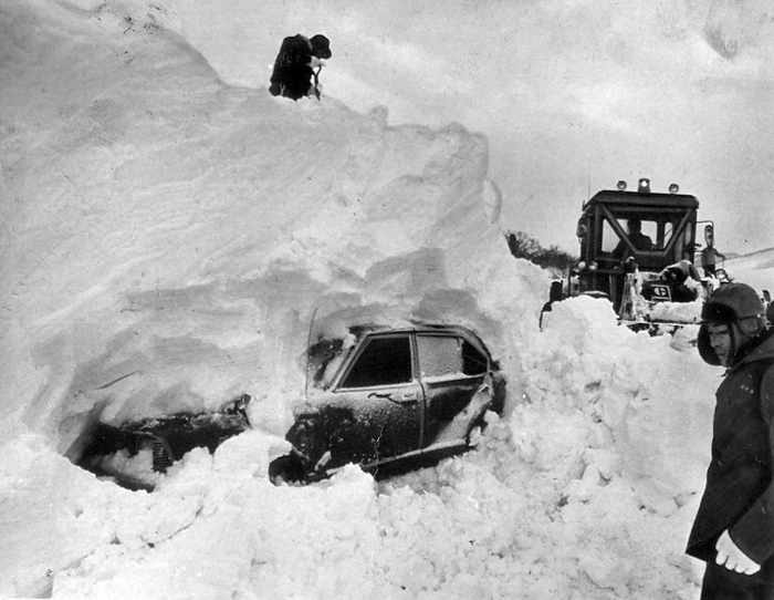 Snow damage, Erimo town, Hokkaido, buried in blizzard, four people in car die, poisoned by exhaust fumes. 24 people evacuated A passenger car buried under about four meters of snow, killing four people due to exhaust gas poisoning, in Erimo, Hokkaido, Japan, 1981. January 3, 1981, 8:20 a.m.