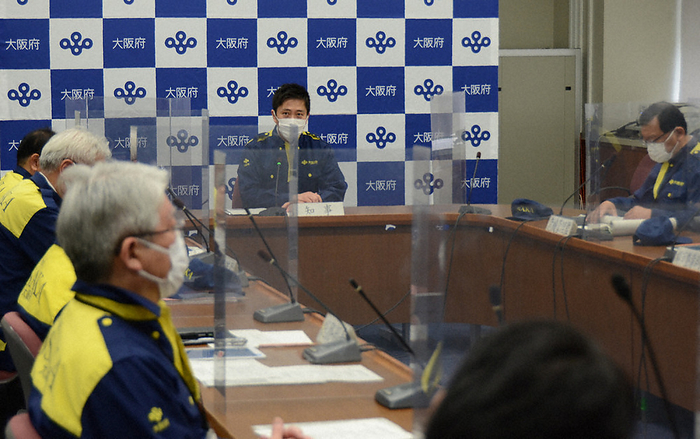 Governor Hirofumi Yoshimura  center  shares information at a meeting of the disaster countermeasures headquarters in consideration of a corona disaster during a drill simulating a massive Nankai Trough earthquake. Governor Hirofumi Yoshimura  center  shares information at a meeting of the Disaster Countermeasures Headquarters in consideration of a corona disaster in a drill simulating a massive Nankai Trough earthquake, at the prefectural government office in January 2022.  Photo by Yasutoshi Tsurumi at 11:03 a.m. on January 17, 2010, Japan Osaka Prefecture Osaka City 
