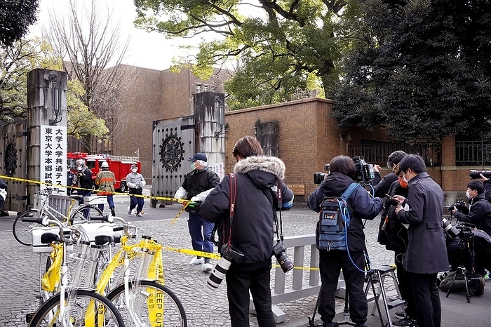 Three students stabbed at the University of Tokyo venue for the Common University Entrance Test. On January 15, the first day of the Common University Entrance Test, three students and others were stabbed with kitchen knives in front of the University of Tokyo, where the test was held.  Photo: In front of the Agriculture Main Gate of the University of Tokyo s Yayoi Campus, the scene of the incident, on January 15, 2022.