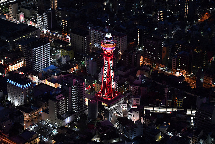 Tsutenkaku Tower lit up in red to coincide with the turning on of the  red light  of the Osaka Model, Osaka Prefecture s own standard for the spread of new coronavirus. Tsutenkaku Tower lit up in red to coincide with the turning on of the  red light  of the Osaka Model, Osaka Prefecture s own standard for the spread of the new coronavirus  Naniwa Ward, Osaka City, 2022 . Photo by Kenji Kiba from the head office helicopter at 5:48 p.m. on January 24.
