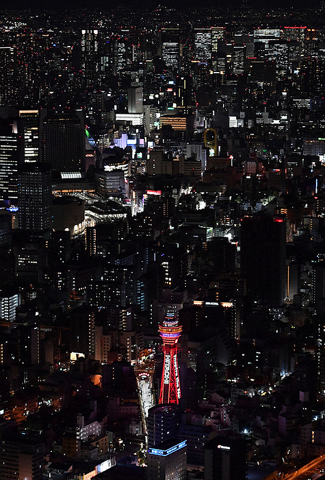 Tsutenkaku Tower lit up in red to coincide with the turning on of the  red light  of the Osaka Model, Osaka Prefecture s own standard for the spread of new coronavirus. Tsutenkaku Tower lit up in red to coincide with the turning on of the  red light  of the Osaka Model, Osaka Prefecture s own standard for the spread of the new coronavirus  Naniwa Ward, Osaka City, 2022 . Photo by Kenji Kiba from the head office helicopter at 6:01 p.m. on January 24.