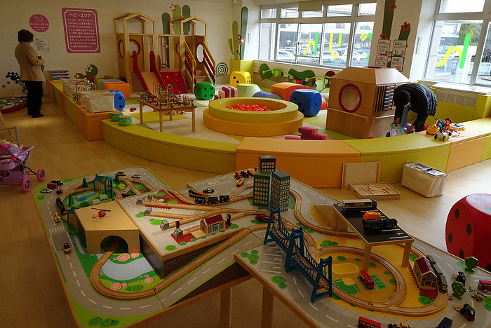 In the front is a role play area with equipment for toddlers. In the back is a baby area where infants can play safely. In the foreground is the role play area with equipment for toddlers. In the back is a baby area where infants can play safely. Photo taken by Kazuteru Sakuma at 11:12 a.m. on April 1, 2012.