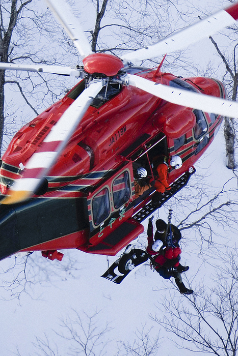 Disaster helicopter rescuing a person in distress from off course at a ski resort A disaster prevention helicopter rescues a person in distress from off course at a ski resort in Katsuyama, Fukui Prefecture, on the morning of January 31, 2022. 7:55 a.m. from the head office helicopter