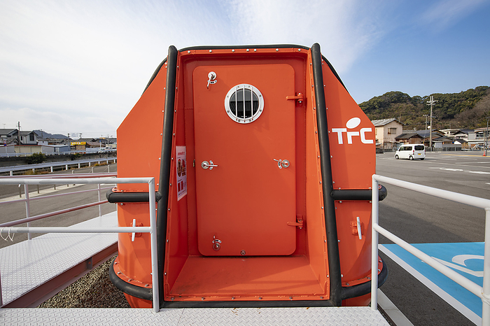 Wakayama Tsunami Lifeboat Lifeboats are provided for people who are unable to escape to evacuation sites in the event of a tsunami disaster. It has a capacity of 24 people.