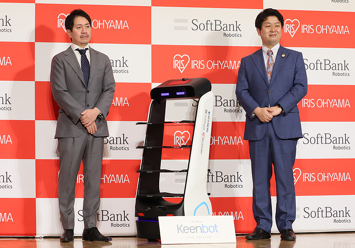 Iris Ohyama injected 10 billion yen to Softbank Robotics for their capital and business tie up February 2, 2022, Tokyo, Japan   Japan s household products maker Iris Ohyama president Akihiro Ohyama  R  and Softbank Robotics president Fumihide Tomizawa  L  pose for photo with a delivery robot Keenbot at a press conference in Tokyo on Wednesday, February 2, 2022. Iris Ohyama injected 10 billion yen to Softbank Robotics and started a capital and business tie up.     Photo by Yoshio Tsunoda AFLO  