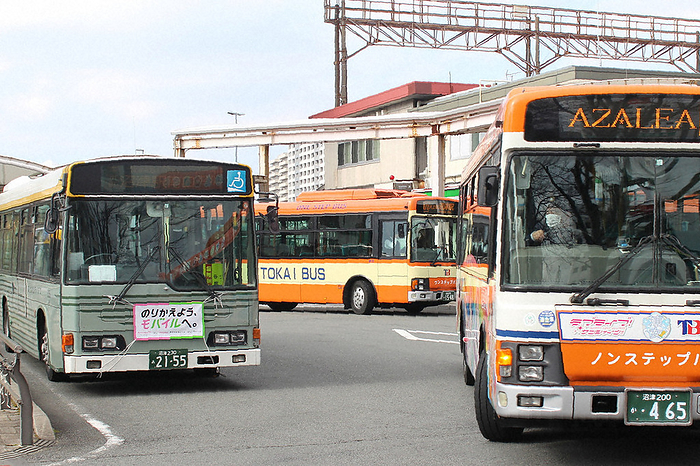 Bus route running through the rotary at the south exit of JR Numazu Station Buses running through the rotary at the south exit of JR Numazu Station in January 2022 in Otemachi, Numazu City. Photo by Hiroshi Ishikawa at 11:35 a.m. on January 26.