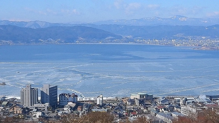 Ice blown in on the east shore of Suwa Lake  in the foreground of the photo  Ice blown onto the east shore of Suwa Lake  in the foreground of the photo  at Tateishi Park in Kamisuwa, Suwa City, on the morning of January 28, 2022. 10:35 a.m., photo by Kazunori Miyasaka