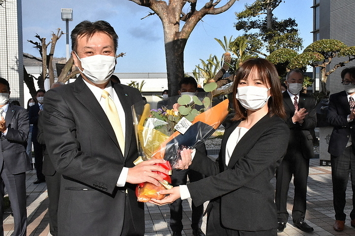 Akifumi Yamashita  left  receives a bouquet of flowers from a staff member. Akifumi Yamashita  left  receives a bouquet of flowers from a staff member at 9:00 a.m. on February 1, 2022 at Takase cho City Hall in Mitoyo City. 5 minutes, photo by Nana Kida
