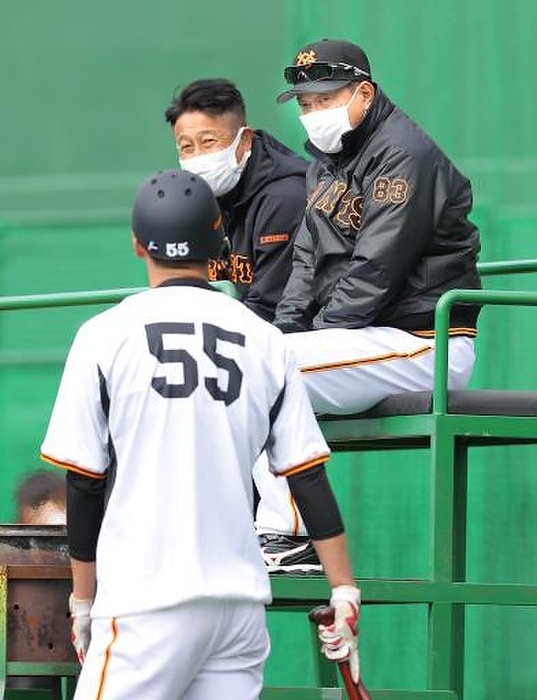 2022 Professional Baseball Spring Camp Giants spring training camp. Manager Tatsunori Hara talks to Masato Akihiro  55 . Photo taken February 1, 2022, at Miyazaki Sports Park.