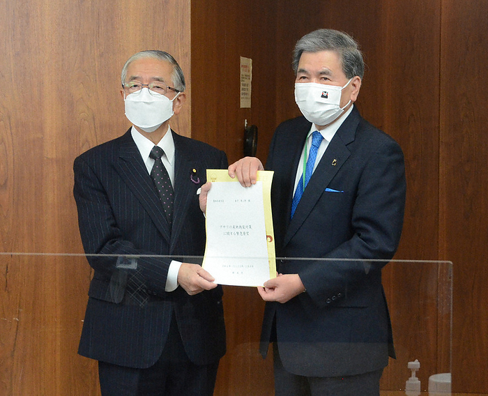 Governor Ikuo Kabashima of Kumamoto Prefecture handed a letter of request to Minister of Agriculture Jiro Kanekohara  left  in response to the issue of mislabeling the origin of clams. Ikuo Kabashima, Governor of Kumamoto Prefecture, hands a written request to Jiro Kaneko, Minister of Agriculture  left , in response to the issue of mislabeling the origin of clams, at the Ministry of Agriculture, Forestry and Fisheries in Chiyoda ku, Tokyo, February 2022. Photo by Hiroki Asakawa, 1:14 p.m., February 8, 2022