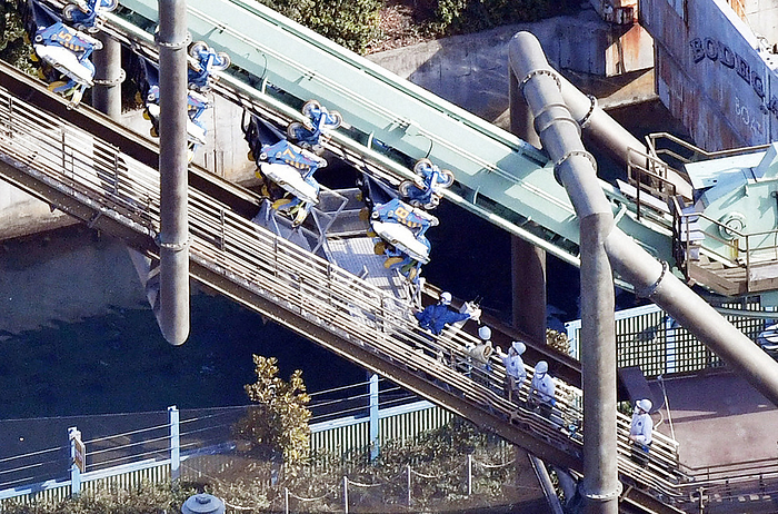 The Flying Dinosaur, a roller coaster that stopped with passengers on board at USJ The Flying Dinosaur, a roller coaster that stopped with passengers on board at USJ, 202 in Konohana ku, Osaka City.  Photo by Hiroki Takigawa from a helicopter at the head office at 2:25 p.m. on February 9, 2002 