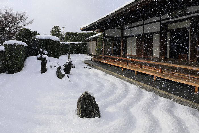 Snowy view of Dokusatsutei Garden and Hojo at Zuiboin Temple, Kyoto Pref. Tower of Daitokuji Temple, built by Christian feudal lord Otomo Sorin as his family temple.