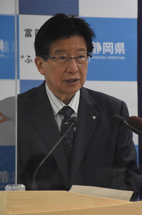 Governor Heita Kawakatsu expresses his intention to request the government to extend the priority measures to prevent the spread of disease. Governor Heita Kawakatsu expresses his intention to ask the central government to extend the priority measures to prevent the spread of the disease, at the prefectural office in Ote machi, Aoi Ku, Shizuoka City, February 1, 2022. Photo: Kaoru Watanabe, 4:25 p.m., February 4, 2010