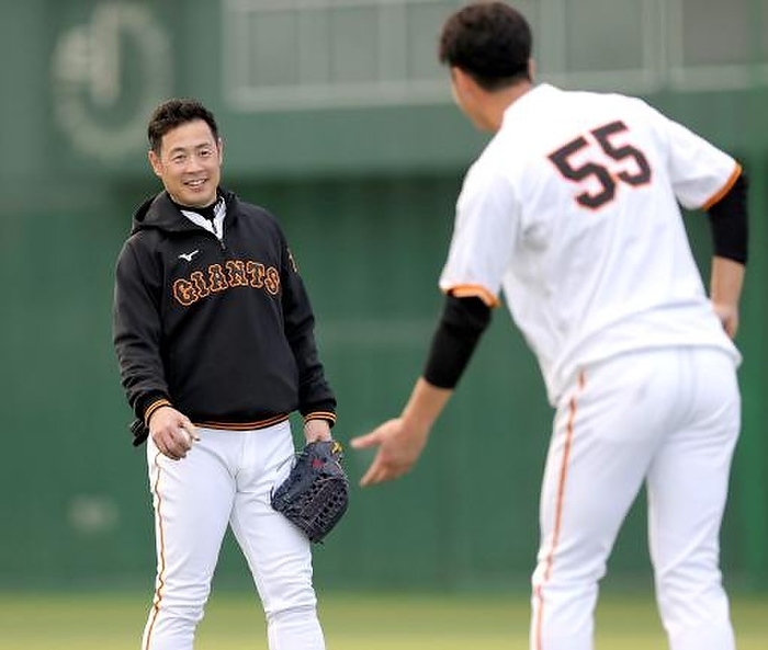 2022 Professional Baseball Spring Camp Giants spring camp. Yoshiyuki Kamei, outfield defense and base running coach, instructs Masato Akihiro  right  on catching outfielders  ground balls. Photo taken February 5, 2022, at Miyazaki Sports Park.
