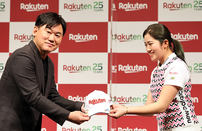 Olympic silver medalist Mone Inami of female professional golfer agreed an affiliation partnership with Rakuten February 22, 2022, Tokyo, Japan   Japan s e commerce giant Rakuten president Hiroshi Mikitani  L  gives a cap with Rakuten logo to a Japanese female professional golfer Mone Inami  R  who won the silver at the Tokyo 2020 Olympic Games at a press conference in Tokyo on Thursday, February 22, 2022. Rakuten launched an affiliation partnership with Inami from this season.    Photo by Yoshio Tsunoda AFLO  