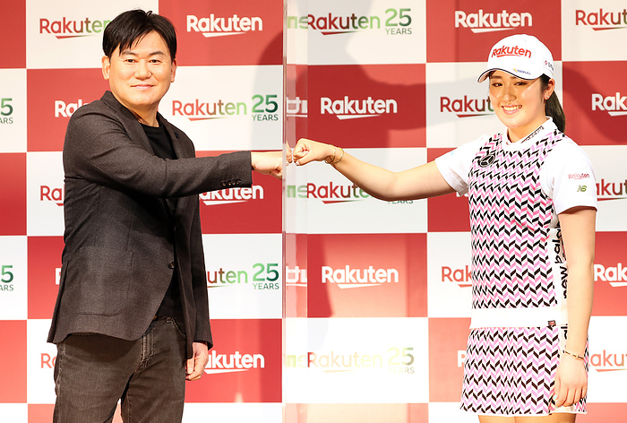 Olympic silver medalist Mone Inami of female professional golfer agreed an affiliation partnership with Rakuten February 22, 2022, Tokyo, Japan   Japan s e commerce giant Rakuten president Hiroshi Mikitani  L  bumps fists with a Japanese female professional golfer Mone Inami  R  who won the silver at the Tokyo 2020 Olympic Games at a press conference in Tokyo on Thursday, February 22, 2022. Rakuten launched an affiliation partnership with Inami from this season.    Photo by Yoshio Tsunoda AFLO  