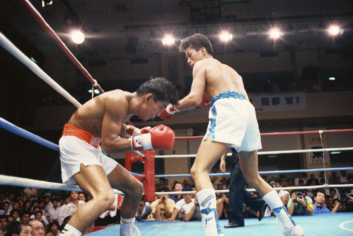 Joichiro Tatsuyoshi wins the Japanese bantamweight title in his fourth fight, the shortest in Japan s history. Joichiro Tatsuyoshi  JPN , SEPTEMBER 11, 1990   Boxing : Challenger Joichiro Tatsuyoshi  R  in action against champion Shigeru Okabe  L  during the Japan Bantamweight title match at Korakuen Hall in Tokyo, Japan.  Photo by Mikio Nakai AFLO   0046 .
