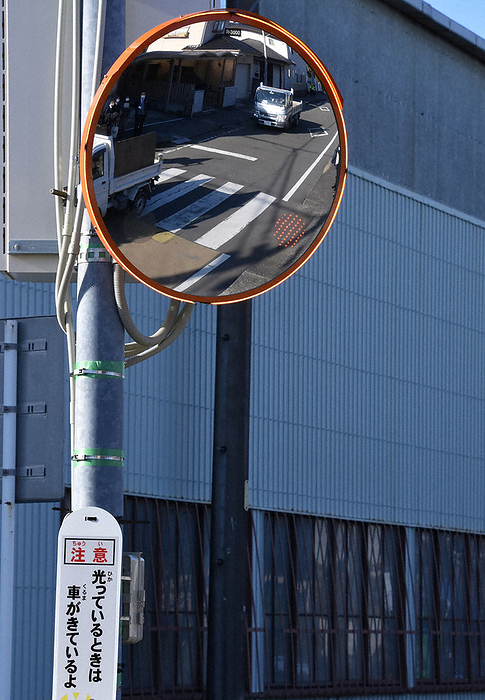Curve mirrors with flashing lights around and in the mirror to warn of approaching cars A curve mirror that flashes lights around and inside the mirror to warn of approaching cars in Fujieda City, February 16, 2022. Photo by Hideyuki Yamada, taken at 3:32 p.m. on March 1, 2012.