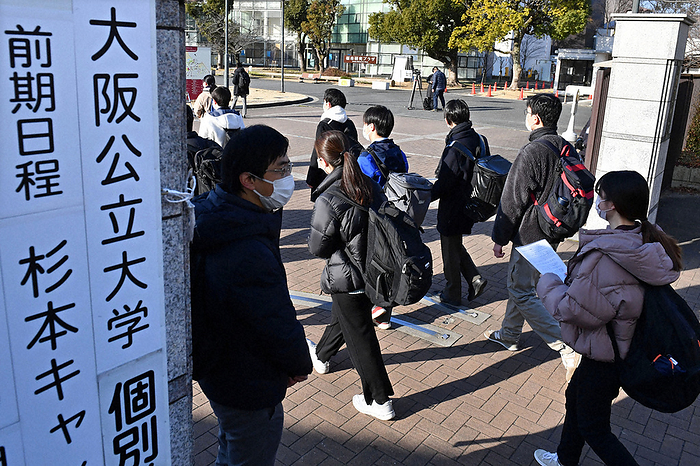 Students on their way to the venue of the second examination, the first for Osaka Public University. Students head for the venue of Osaka Public University s first secondary examination in Sumiyoshi Ward, Osaka City, February 2, 2022. Photo by Kenji Kiba at 8:24 a.m. on February 5, 2010.