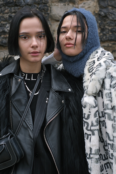 Fall Winter 2022 23 London Street Snapshot Street style on day 4 of London Fashion Week on Monday 21st February 2022. Stylish individuals are seen arriving to their shows or presentations. Image shows international musicians the Bloom Twins.