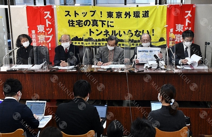 Attorney Sariichi Takeuchi  second from right , Shigetake Maruyama  fourth from right  and other members of the petitioning group at the press conference. Attorney Sariichi Takeuchi  second from right , Shigetake Maruyama  fourth from right , and other petitioners at a press conference at the Judicial Press Club in Kasumigaseki, Tokyo 202 February 28, 2012, 4:16 p.m., photo by Naho Kitayama