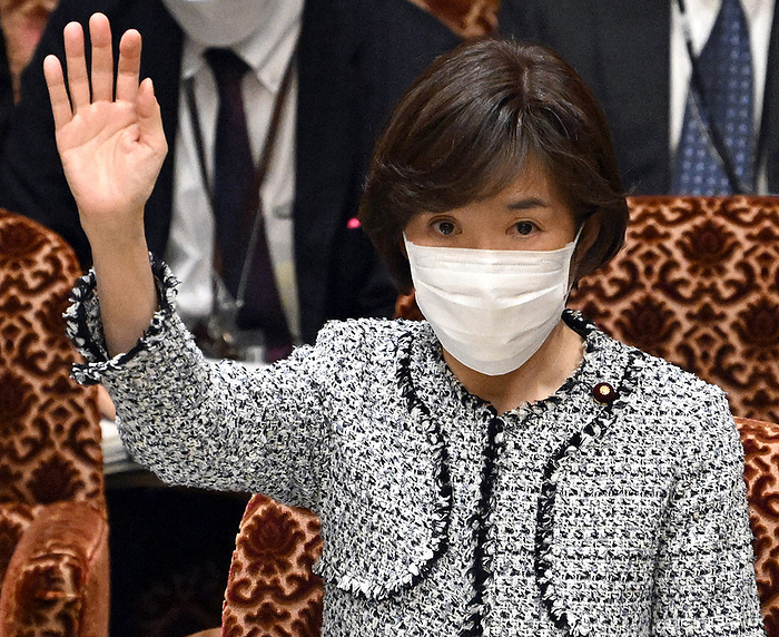 Budget Committee of the House of Councillors Minister of State for Vaccine Affairs Akiko Horiuchi raises her hand to answer a question from Hideya Sugio of the Democratic Party of Japan s Constitutional Democratic Party at the Upper House Budget Committee, March 2, 2022, 1:19 p.m. in the Diet.