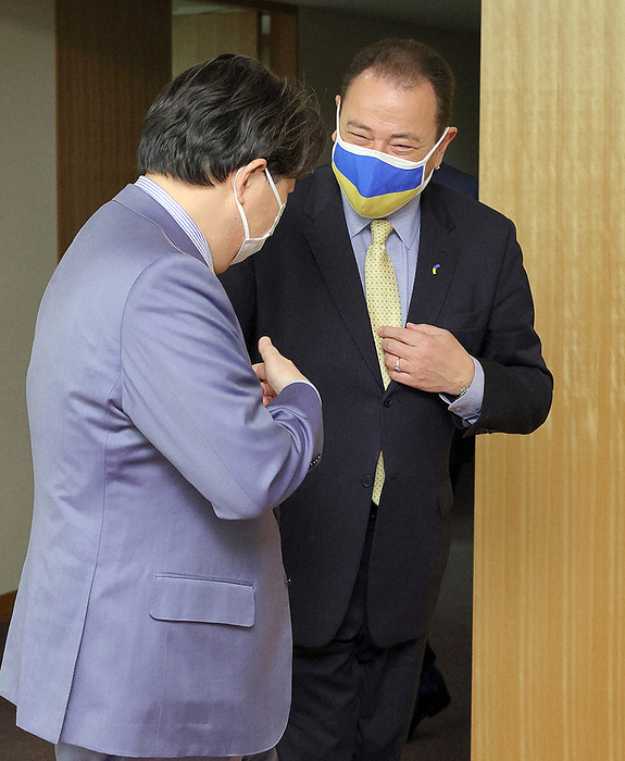 Russia invades Ukraine Foreign Minister Hayashi and Ukrainian Ambassador to Japan meet Sergiy Korsunsky, Ukraine s ambassador to Japan, discusses his tie of the same color after meeting with Foreign Minister Hayashi  left  at the Ministry of Foreign Affairs at 5:43 p.m. on March 2, 2022  representative photo .
