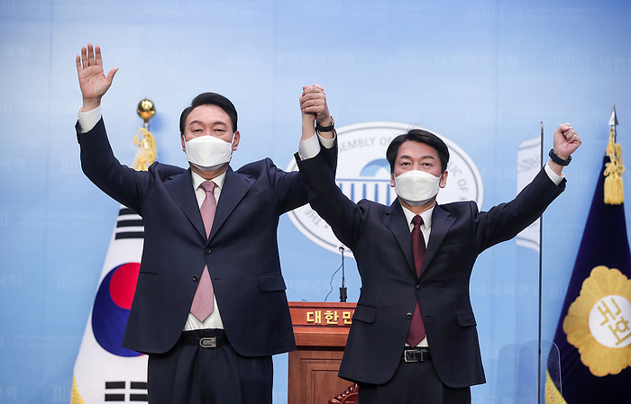 The presidential candidate of the main opposition People Power Party Yoon Suk Yeol and the presidential candidate of the minor opposition People s Party Ahn Cheol Soo pose after they announced a merger agreement in Seoul Yoon Suk Yeol and Ahn Cheol Soo, March 3, 2022 : The presidential candidate of the main opposition People Power Party  PPP , Yoon Suk Yeol  L  and the presidential candidate of the minor opposition People s Party Ahn Cheol Soo pose after they announced a merger agreement at the National Assembly in Seoul, South Korea, in this handout photo released by the PPP. Ahn dropped out of the presidential race and proclaimed his support for Yoon on Thursday, local media reported. The merger agreement was announced on the eve of early voting ahead of the March 9 presidential election. EDITORIAL USE ONLY.  Mandatory Credit: The People Power Party Handout AFLO   SOUTH KOREA 