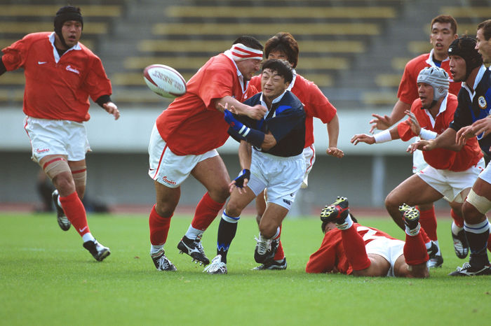 Ryuta Onitsuka (World), Ryuta Onitsuka
OCTOBER 22, 2000 - Rugby : Ryuta Onitsuka of World passes the ball during the 2000 Kansai Workers' Rugby A League match between Kobe Steel 44-23 World in Kobe Kobe Steel 44-23 World in Kobe, Japan.
(Photo by AFLO) [0642].