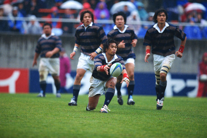 Shotaro Onishi (Doshisha), Shotaro Onishi
DECEMBER 17, 2000 - Rugby : Shotaro Onishi of Doshisha passes the ball during the 37th All Japan University Rugby Championship 1st round match between Doshisha University 72-5 Senshu University in Japan.
(Photo by AFLO) [0642].
