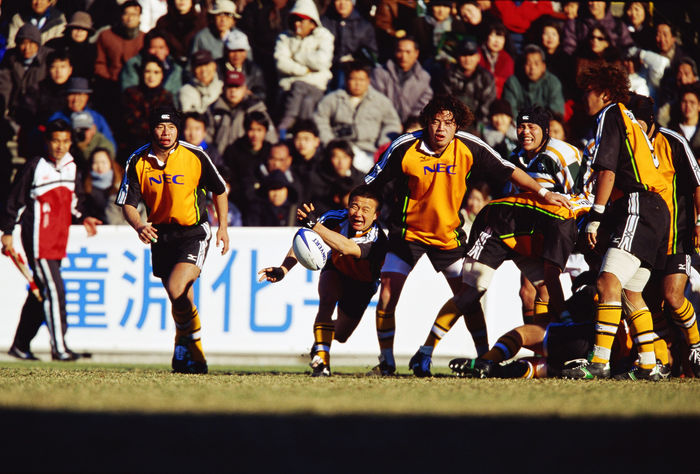 Takashi Tsuji (NEC),.
2000/2001 - Rugby : Takashi Tsuji of NEC passes the ball during the 53rd All Japan Workers' Rugby Championship match in Japan.
(Photo by AFLO) [0633].