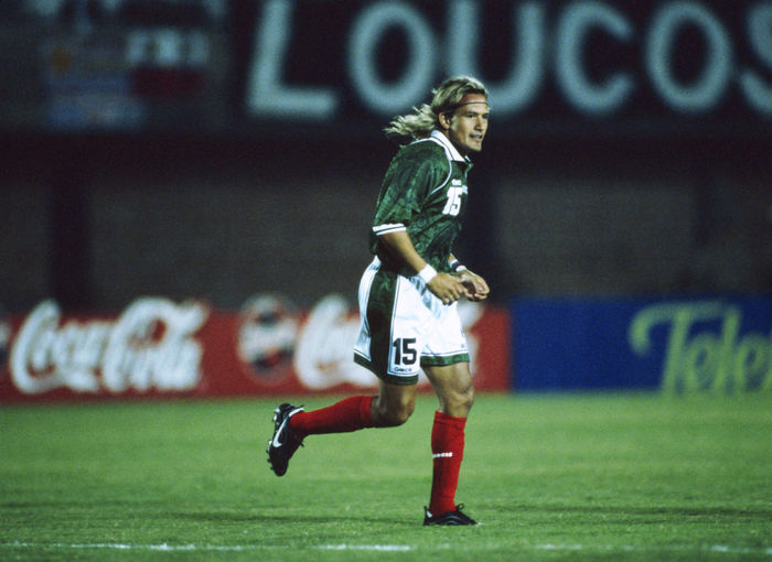 Luis Hernandez (MEX), 
JUNE 30, 1999 - Football : Luis Hernandez #15 of Mexico in action during the Copa America 1999 match between Chile 0-1 Mexico in Paraguay.
(Photo by AFLO) (633)