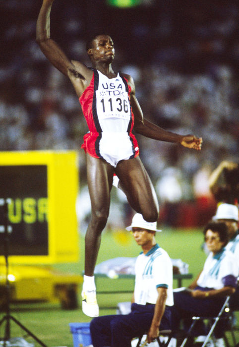Carl Lewis (USA),
AUGUST 30, 1991 - Athletics : Carl Lewis of the USA jumps during the Men's Long Jump at the 1991 World Championships in Athletics at National Stadium in Tokyo, Japan. 
(Photo by Shinichi Yamada/AFLO) [0348]