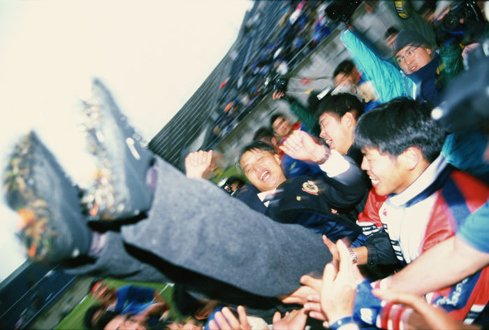 Shogo Mukai (Toshiba Fuchu),
JANUARY 11, 1998 - Rugby : Toshiba Fuchu head coach Shogo Mukai is tossed up in the air after winning the 50th All Japan Workers' Rugby Championship match between Toshiba Fuchu 14-6 Suntory in Japan.
(Photo by Shinichi Yamada/AFLO) [0348].