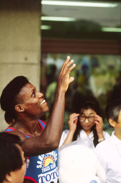 Carl Lewis (USA),
SEPTEMBER 15, 1990 - Athletics : Carl Lewis of the USA waves to the crowd during the TOTO Super Track and Field Meet 1990 at Hakatanomori Stadium in Fukuoka, Japan.
(Photo by Shinichi Yamada/AFLO) [0348]
