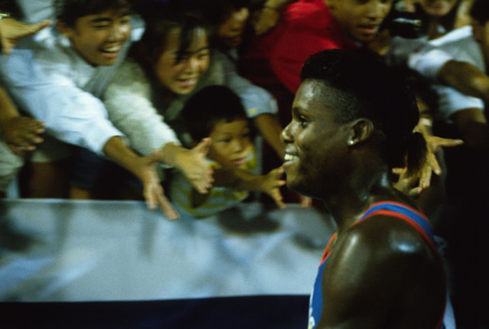 Carl Lewis (USA),
SEPTEMBER 15, 1990 - Athletics : Carl Lewis of the USA acknowledges the crowd during the TOTO Super Track and Field Meet 1990 at Hakatanomori Stadium in Fukuoka, Japan.
(Photo by Shinichi Yamada/AFLO) [0348]