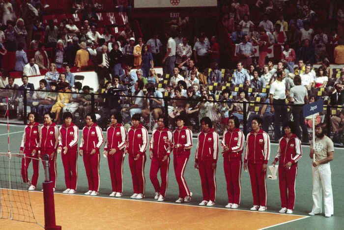 1976 Montreal Olympics, Volleyball Women s Commendation Ceremony, Japan wins gold medal. Japan team group  JPN , JULY 30, 1976   Volleyball : Japan players celebrate after winning the gold medal of the Women  39 s Volleyball at the 1976 Montreal Olympic Games in Montreal, Canada.  Photo by Shinichi Yamada AFLO   0348 
