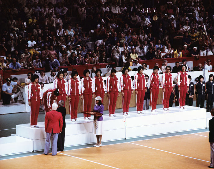 1976 Montreal Olympics, Volleyball Women s Award Ceremony, Gold Medal for Japan Japan team group  JPN , JULY 30, 1976   Volleyball : Japan players celebrate on the podium after winning the gold medal of the Women  39 s Volleyball at the 1976 Montreal Olympic Games in Montreal, Canada.  Photo by Shinichi Yamada AFLO   0348 