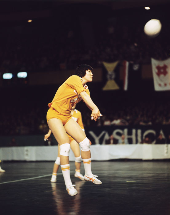 Takako Shirai (Hitachi), Takako Shirai (Hitachi)
FEBRUARY 10, 1976 - Volleyball : Takako Shirai of Hitachi receives the ball during the Japan League Women's Volleyball match between Hitachi and Yashica (Photo by Shinichi Yamada/ABC)
(Photo by Shinichi Yamada/AFLO) [0348].