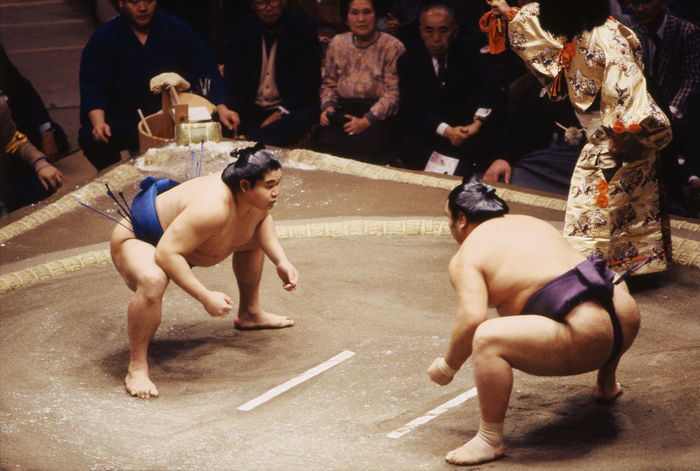 Wakanohana (Futagoyama),
JANUARY 11, 1994 - Sumo : Ozaki Wakanohana (L) stares at his oponent Tochinowaka (R) during the Grand Sumo Championship Beginning Series at Ryogoku Kokugikan in Tokyo, Japan.
(Photo by Shinichi Yamada/AFLO) [0348].
