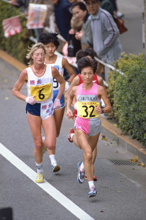 Chie Matsuda (Shiseido),
NOVEMBER 16, 1986 - Marathon : Chie Matsuda #32 competes during the 1986 Tokyo International Women's Marathon in Tokyo, Japan.
(Photo by Shinichi Yamada/AFLO) [0348].