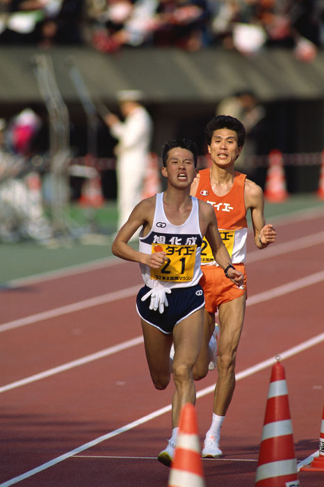 Koichi Morishita (Asahi Kasei), Takeyuki Nakayama (Daiei),
FEBRUARY 9, 1992 - Marathon : Koichi Morishita (front) competes with Takeyuki Nakayama during the 1992 Tokyo International Marathon at National Stadium in Tokyo, Japan.
(Photo by Shinichi Yamada/AFLO) [0348].