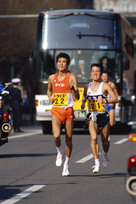 Takeyuki Nakayama (Daiei), Koichi Morishita (Asahi Kasei),
FEBRUARY 9, 1992 - Marathon : Takeyuki Nakayama #22 and Koichi Morishita #21 compete during the 1992 Tokyo International Marathon at National Stadium in Tokyo, Japan.
(Photo by Shinichi Yamada/AFLO) [0348].